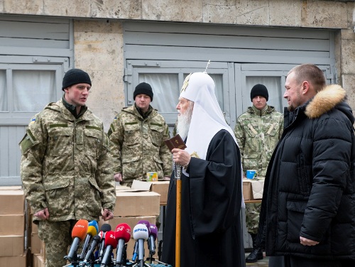Патріарх Філарет передав різдвяні подарунки - партію гуманітарної допомоги для українських воїнів